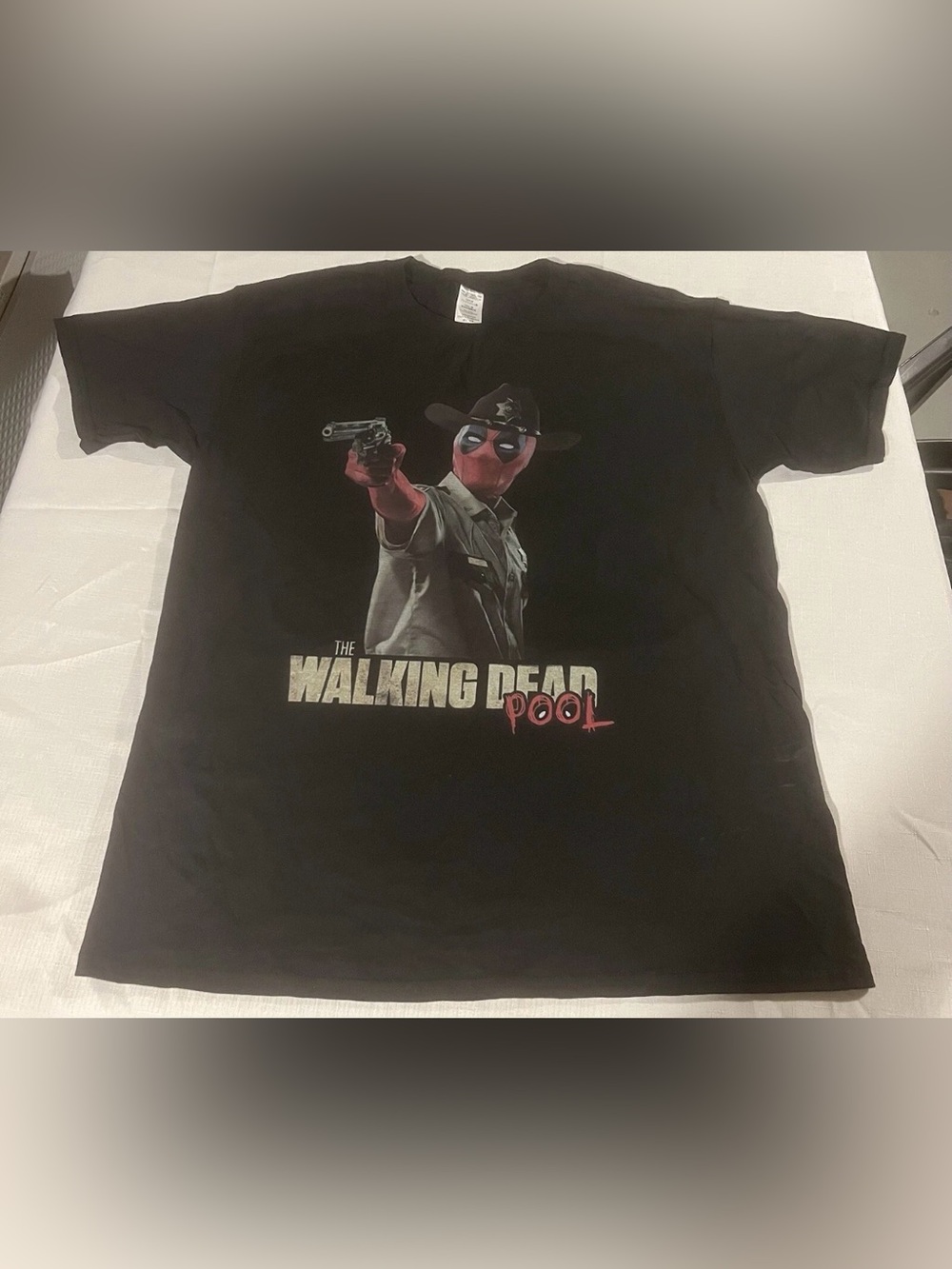 Rare- The Walking Deadpool-Deadpool Men’s Adult Medium T-Shirt